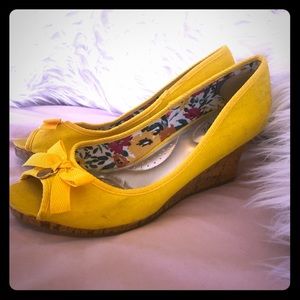 Yellow peep toe wedges
